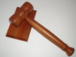 Kladívko určené pro soudce, aukce a dražby - AK1TR