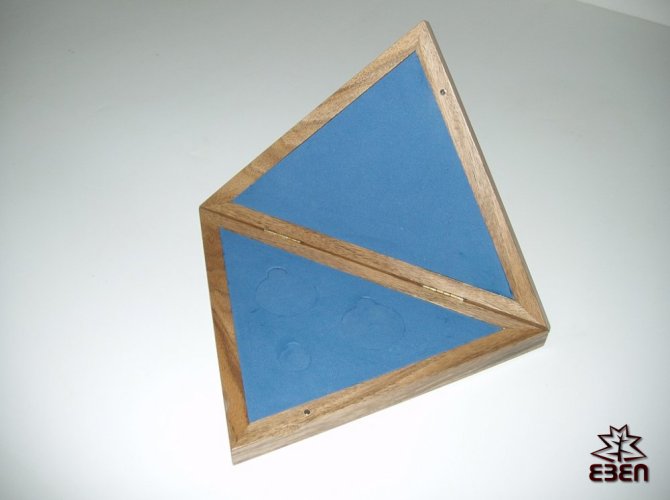 Krabička trojúhelník na mince - A67 ořech