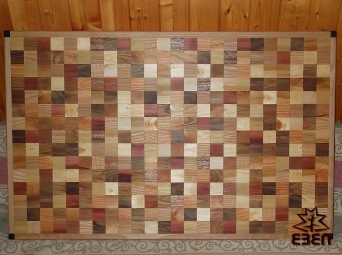 Deska stolu s mozaikou dřevin
